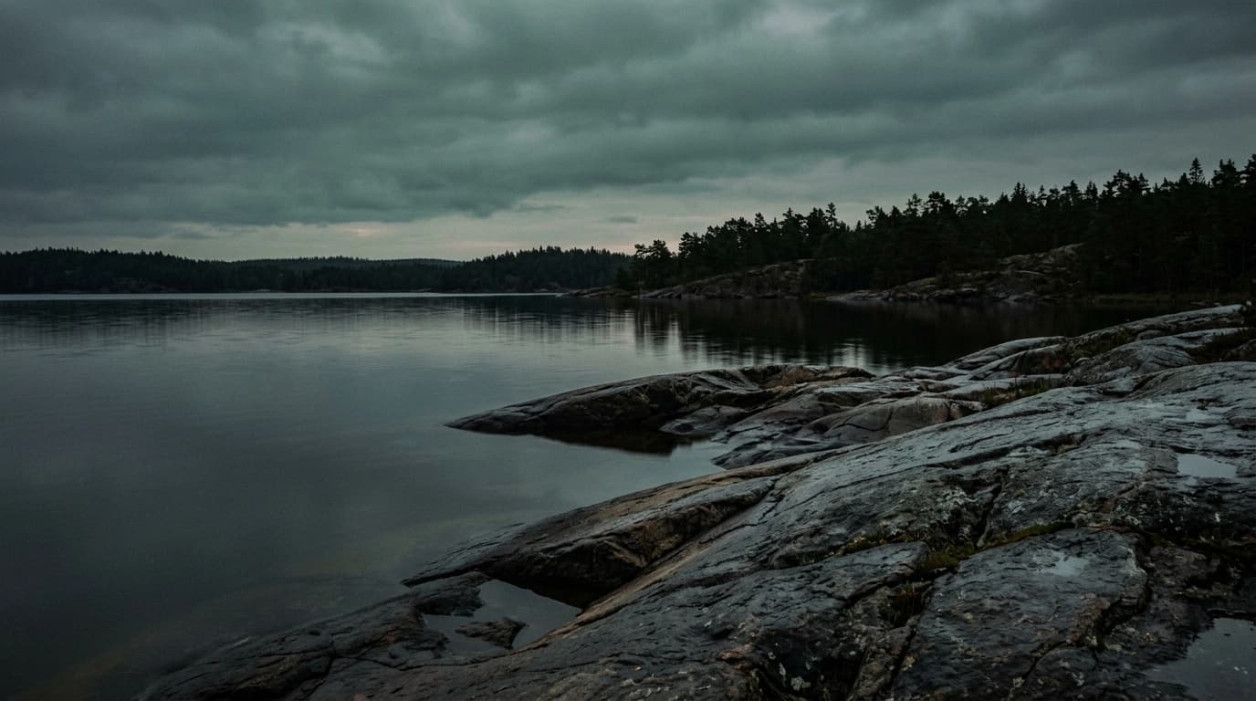 Våt granit mot stilla vatten